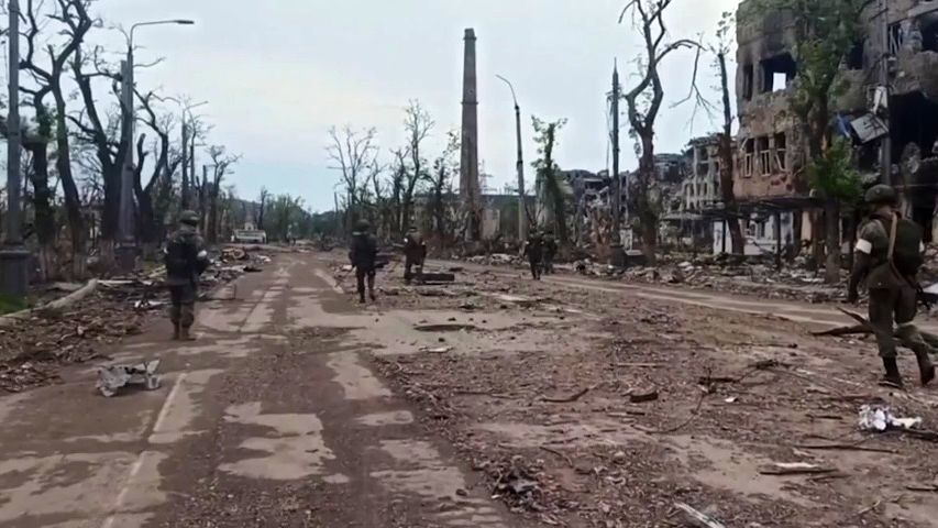 Video jak z apokalypsy: Rusové čistí vnitřek Azovstalu